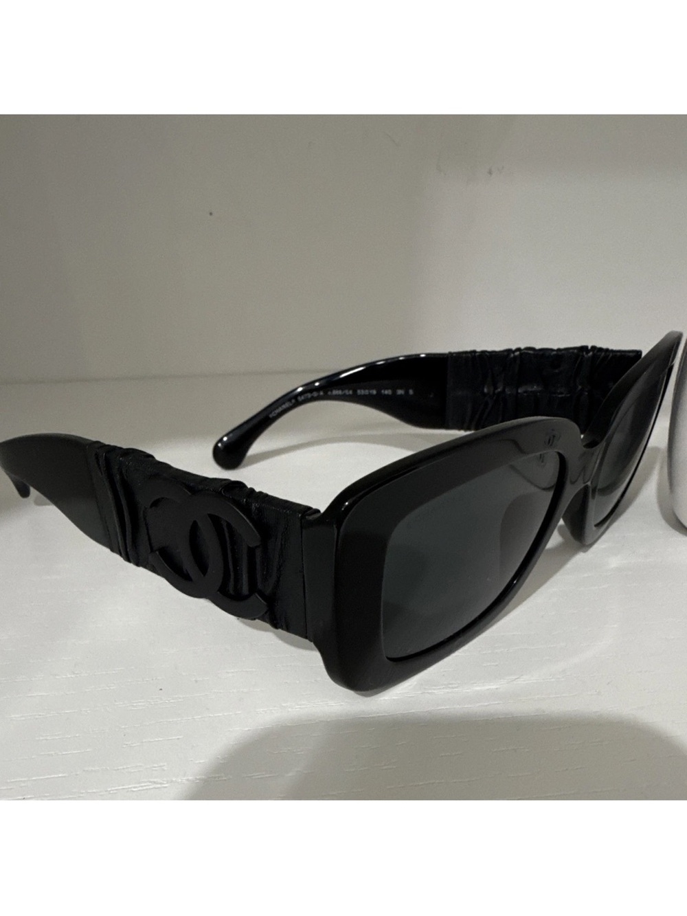 CHANEL Black Oversized Cat-Eye Sunglasses with Interlocking CC Temples - Picture 1 of 4